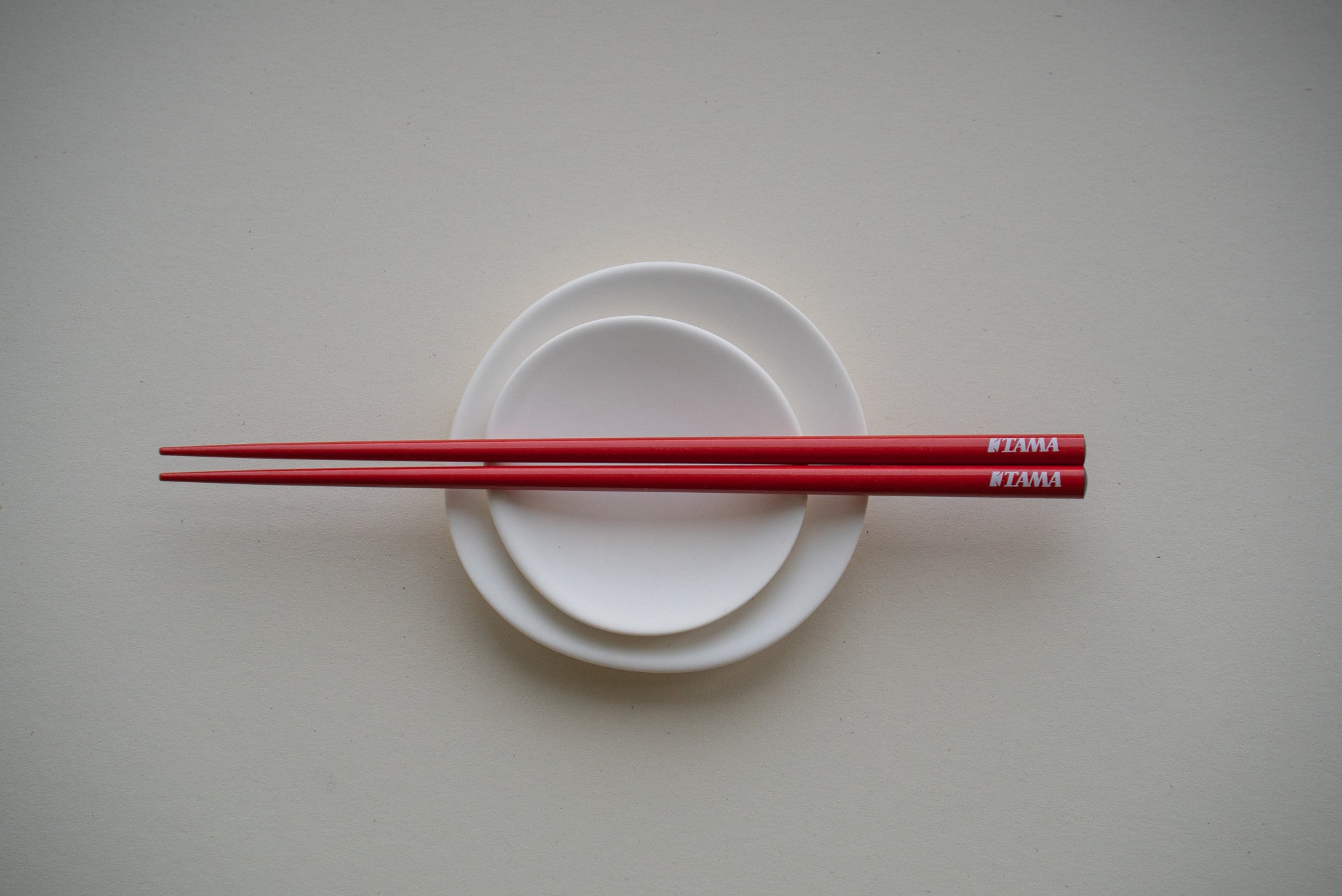 TAMA Essstäbchen - Rot mit weißem Logo