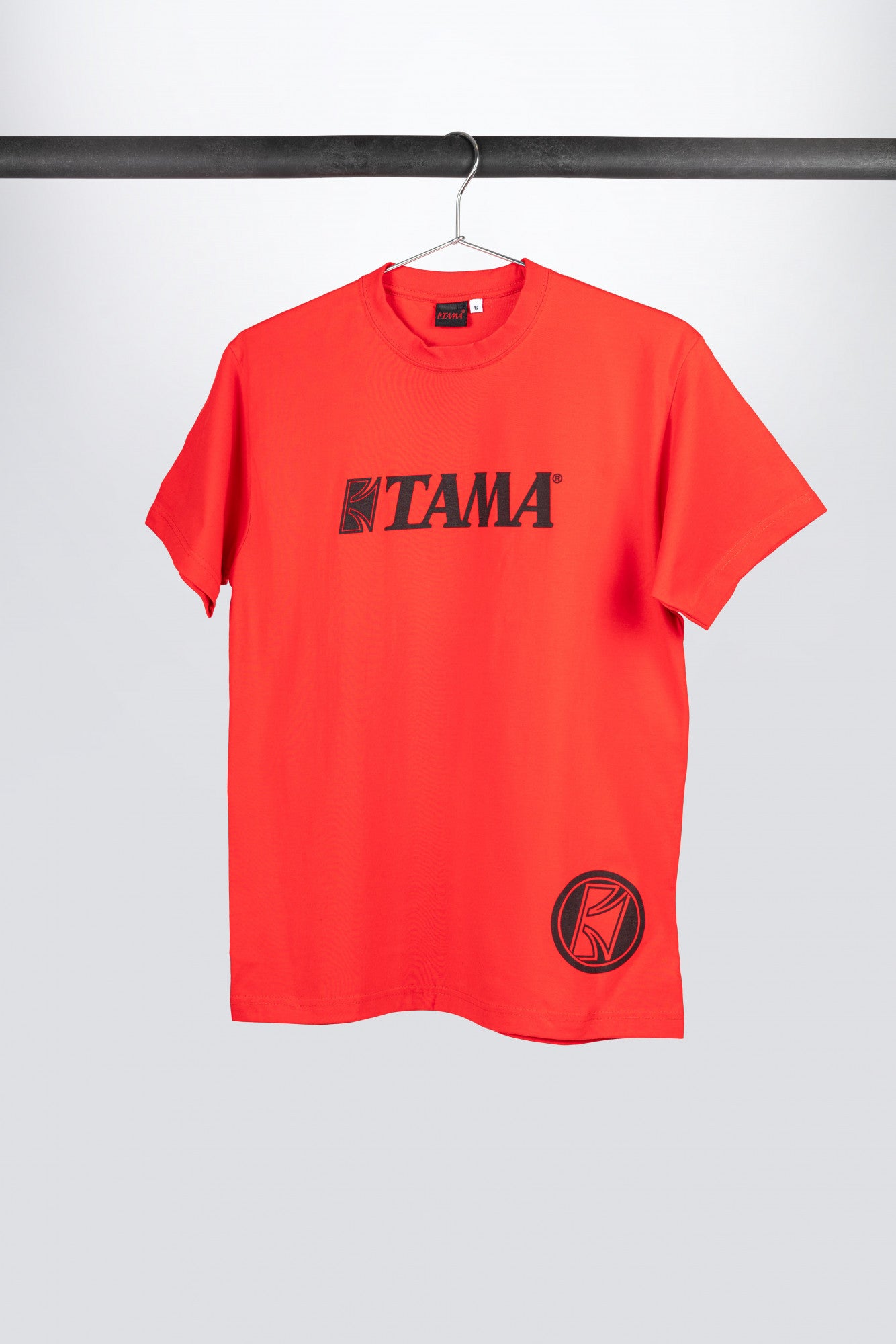 TAMA T-Shirt in rot mit Logo auf der Brust