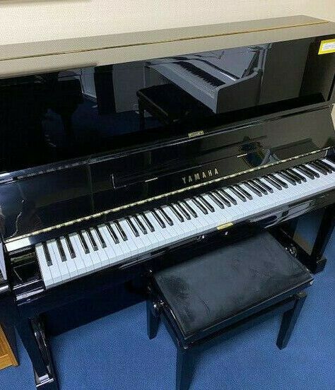 Yamaha U10 A Klavier, schwarz poliert