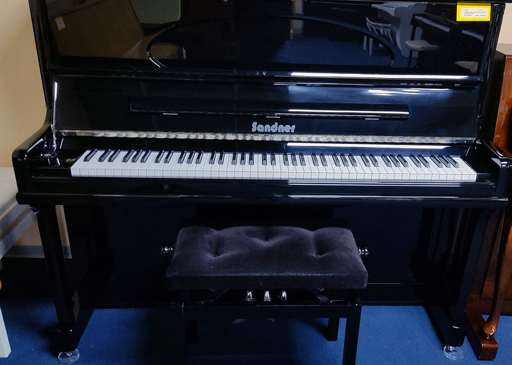 Sandner F-126 Konzert Klavier schwarz poliert mit Konsole