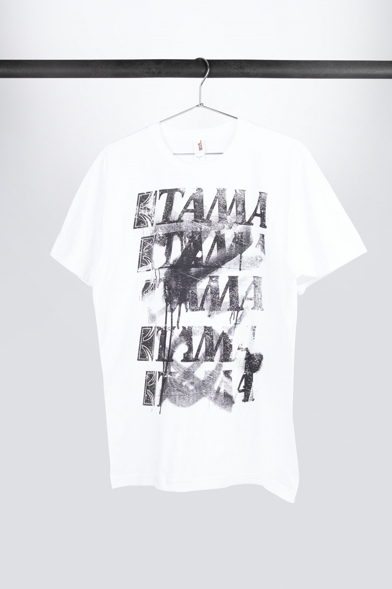 TAMA T-Shirt in weiß mit Spray Paint Frontprint