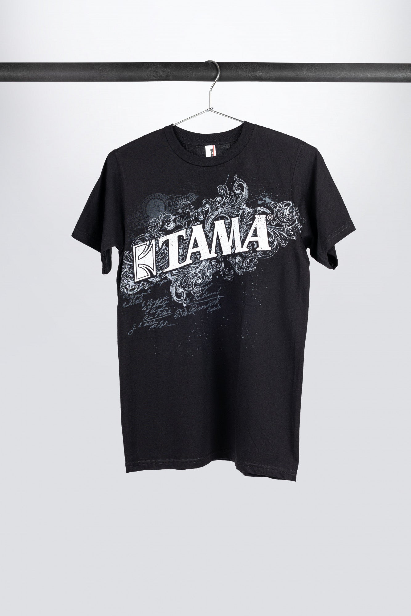 TAMA T-Shirt in schwarz mit Flourish Tee Print
