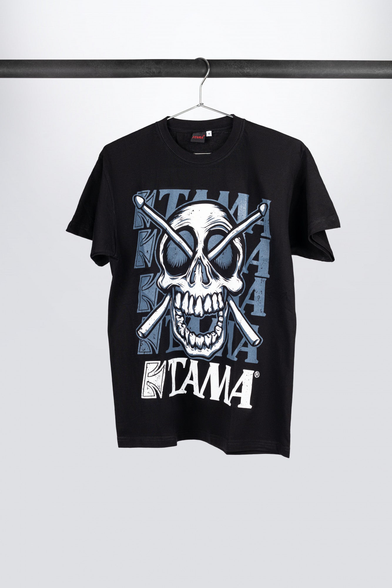 TAMA T-Shirt in schwarz mit Jolly Roger Frontprint