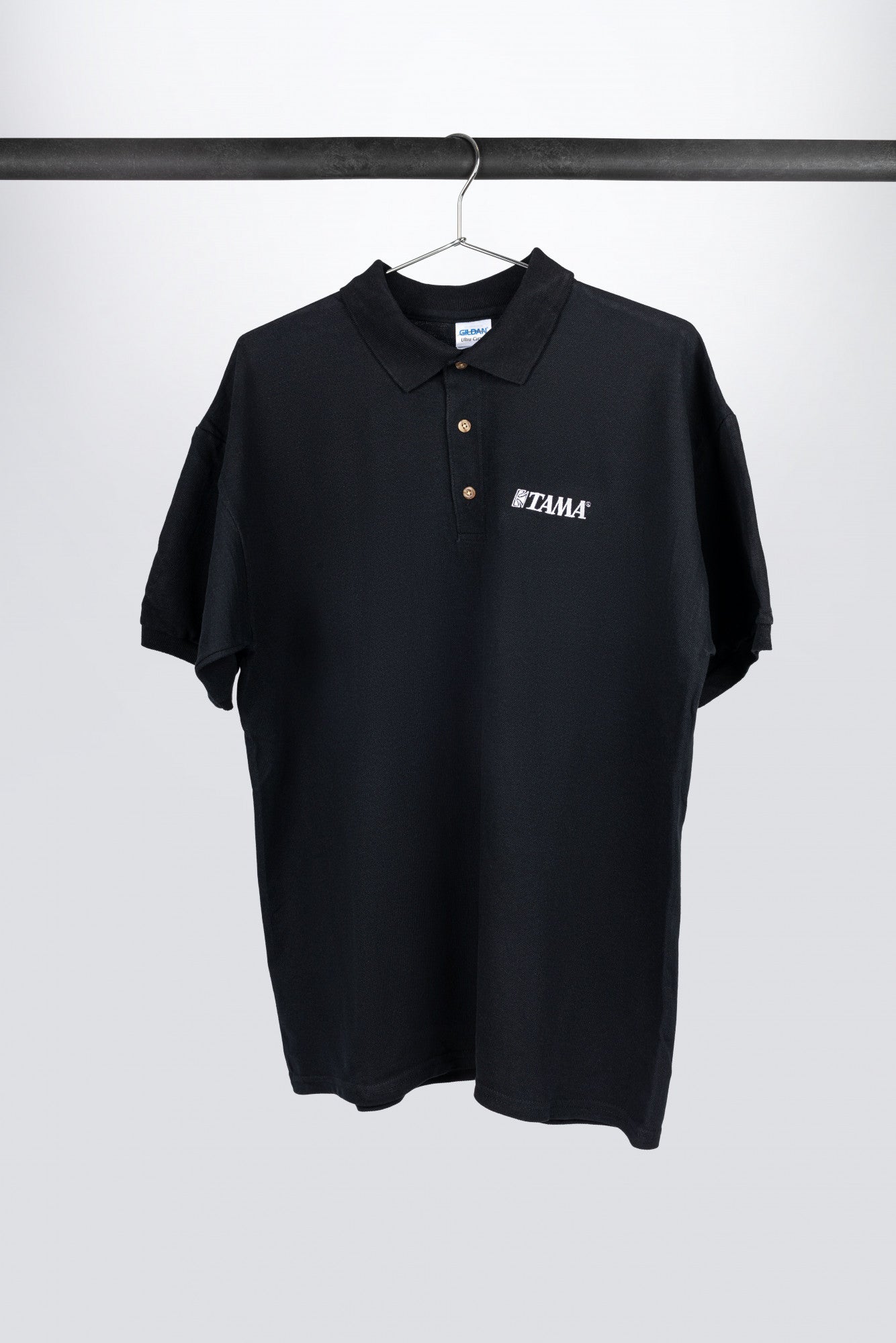 TAMA Poloshirt in schwarz mit Logo auf der linken Brust