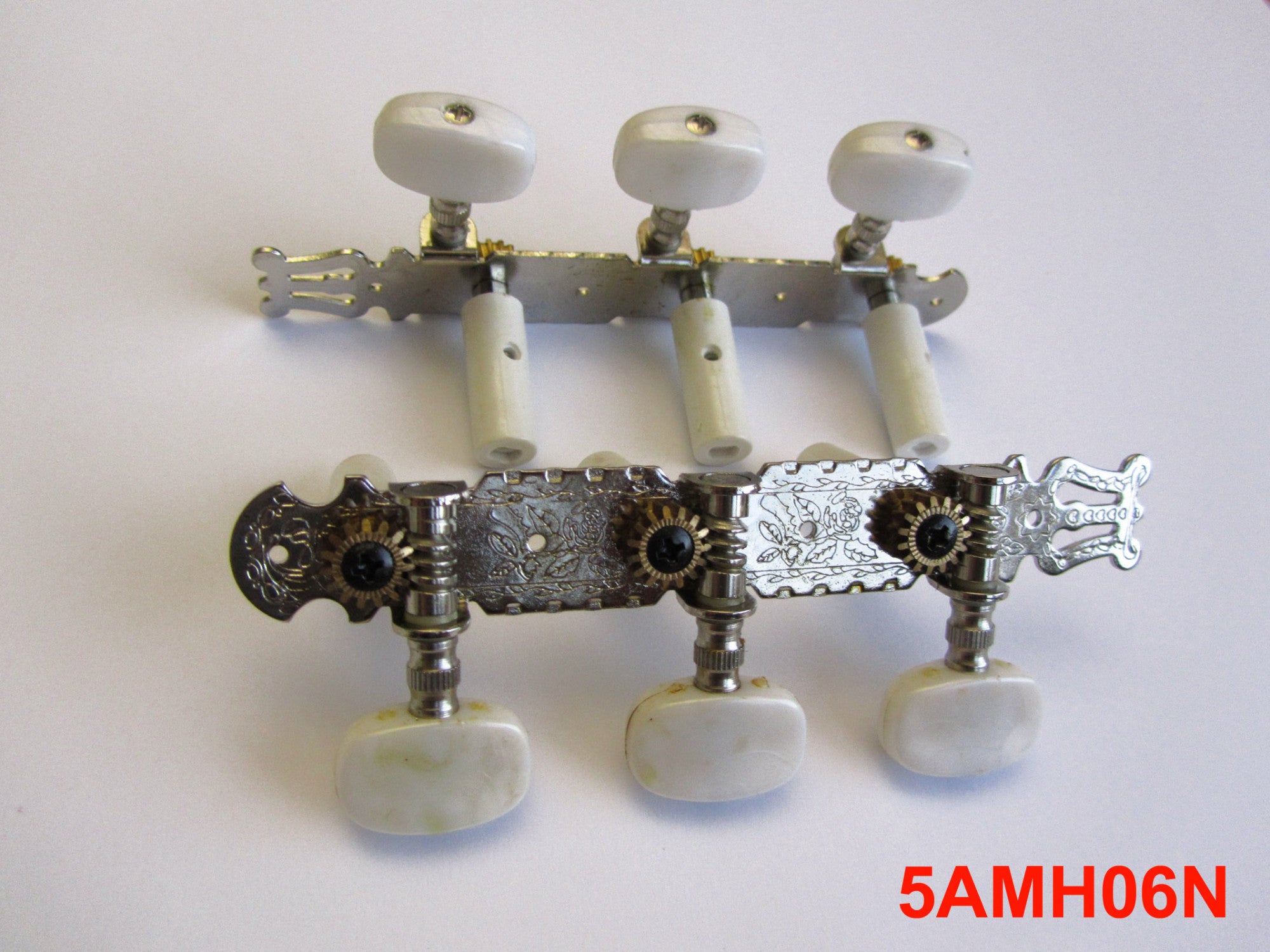 IBANEZ Mechanik: Chrom mit Perlmuttknopf für Nylongitarre - Auslaufmodell und nur noch Lagerware. Substitut: 2MC0005L/2MC0005R-NIP