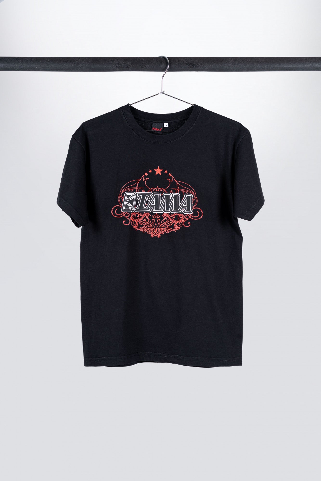 TAMA T-Shirt in schwarz mit weiß-rotem Tribal Logo auf der Brust - Girlie